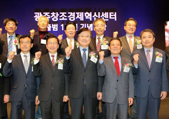 광주창조경제혁신센터는 27일 광주광역시 북구에 위치한 광주과학기술원 오룡관에서 지난 1년 간 이뤄낸 창조경제의 성과를 공개하는 출범 1주년 기념식과 수소경제 구현을 위한 융합스테이션 준공식을 가졌다. (앞줄 왼쪽부터)임내현 국회의원, 유기호 광주센터장, 최양희 미래부장관, 윤장현 광주광역시장, 정진행 현대차 사장이 광주창조경제혁신센터 1주년 기념식에서 기념 촬영하는 모습. <현대자동차그룹 제공>